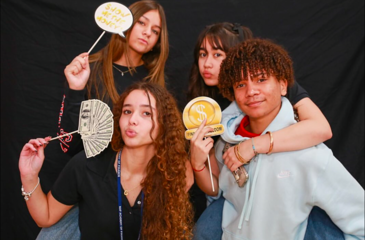 During annual EdFed Reality Fair, freshmen commemorate their day of fun by taking photos and celebrating their commitment that comes with joining Academy of Finance.
